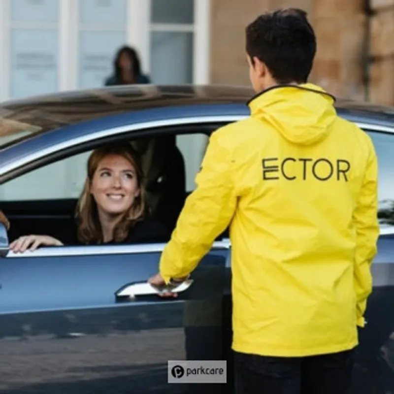 Voiturier ECTOR Parking avec une cliente